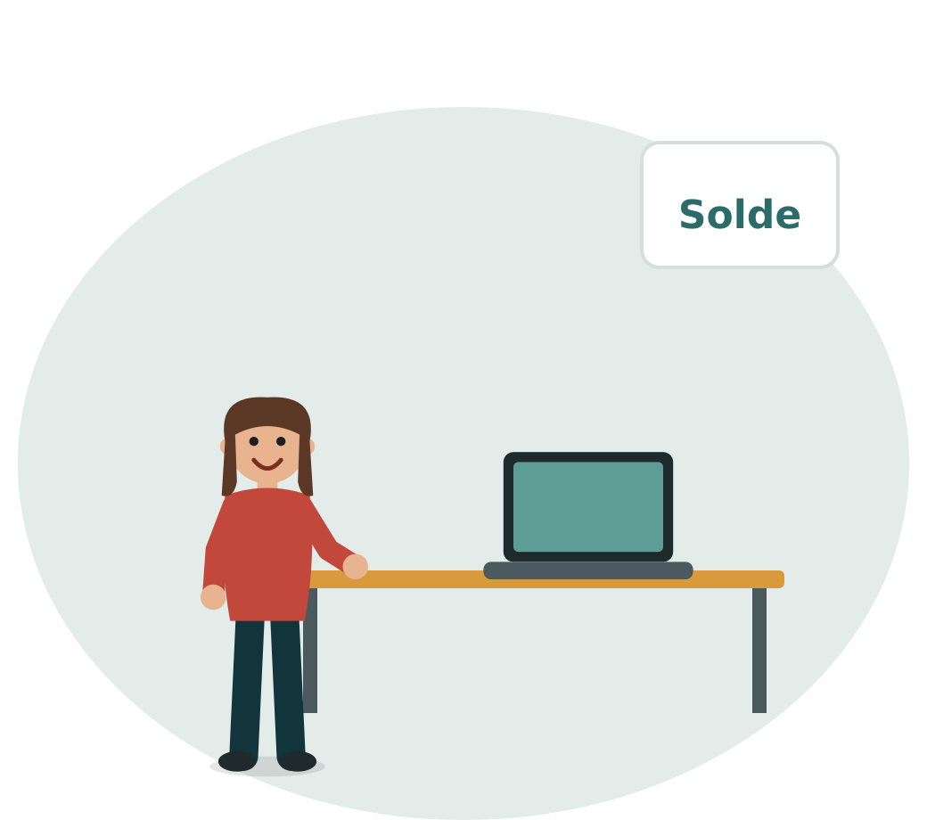 Une gestionnaire devant son ordinateur, une étiquette « Solde » au-dessus de l'écran.