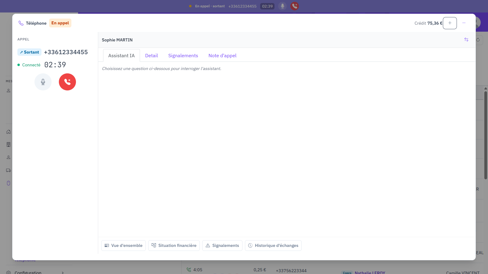 Appel sortant en cours avec Sophie Martin : onglets Assistant IA, Détail, Signalements, Note d'appel, et questions rapides Vue d'ensemble, Situation financière, Signalements, Historique d'échanges.